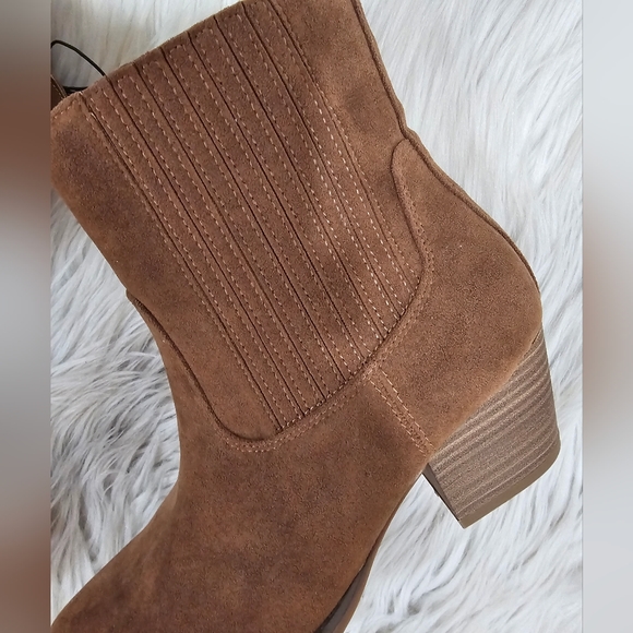 Universal thread  memory foam suede heeled ankle boots - Picture 3 of 6